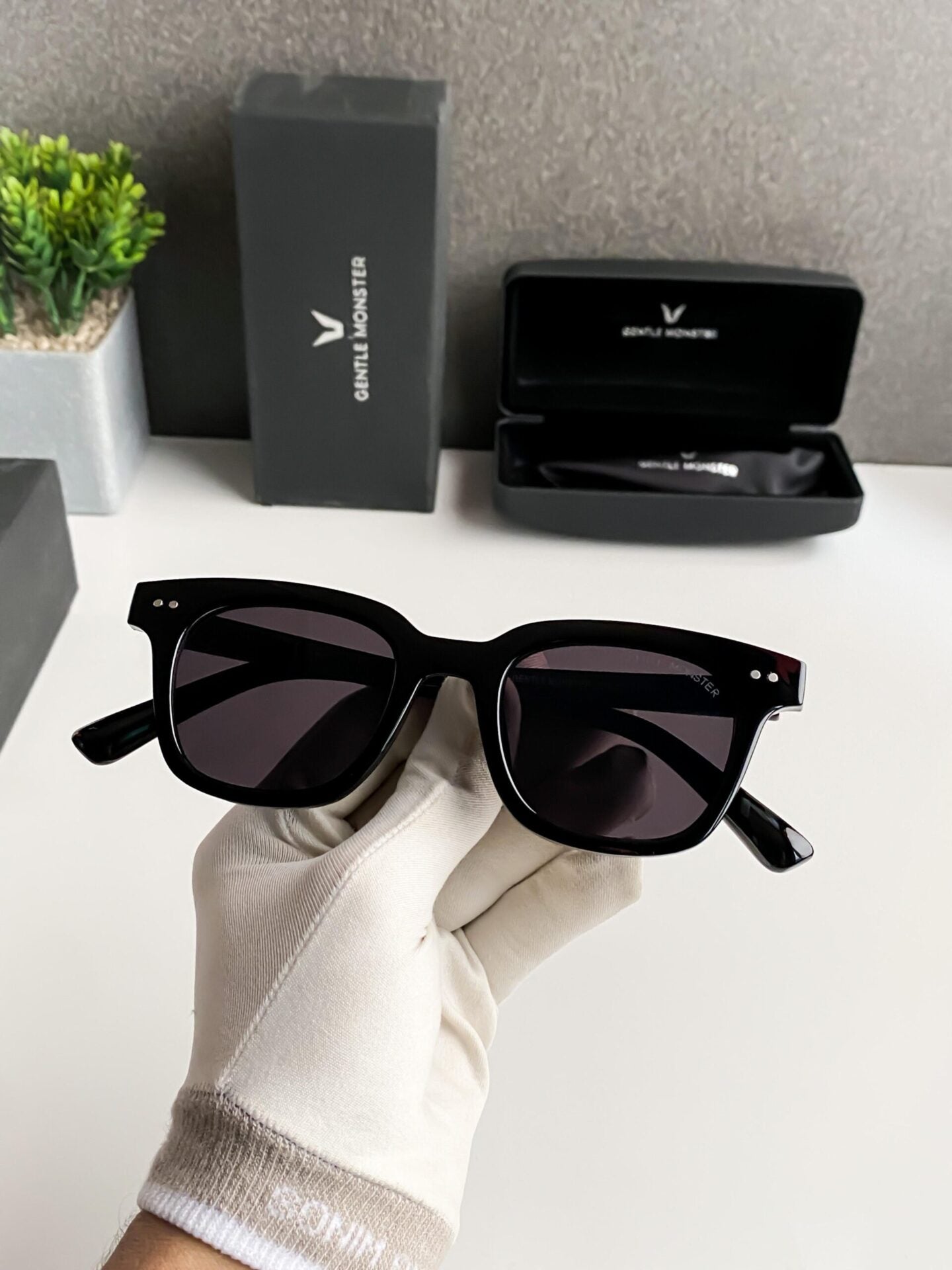 Gentle Midnight Edge – Premium Black Square Sunglasses