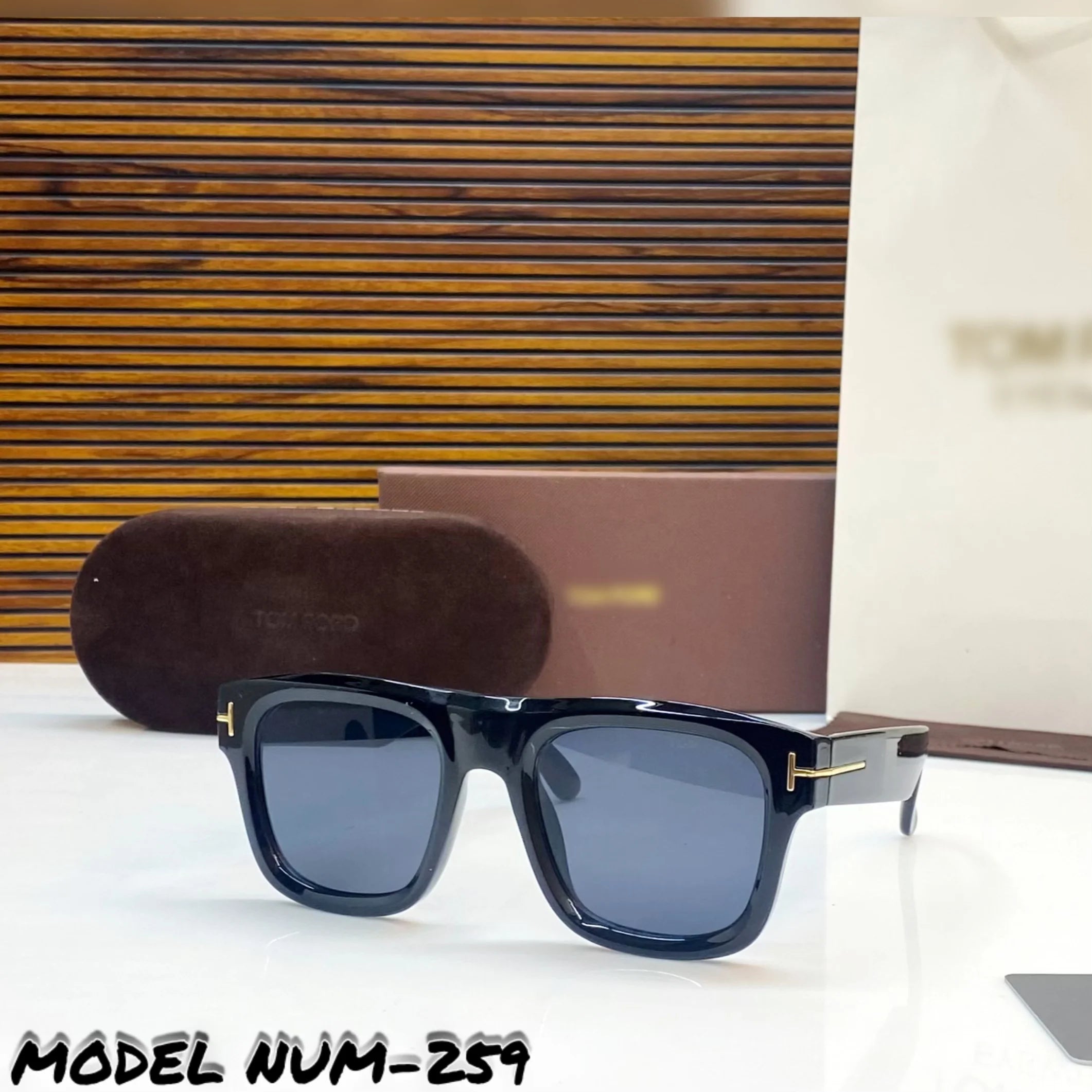 TOMM GLOSSY BLACK